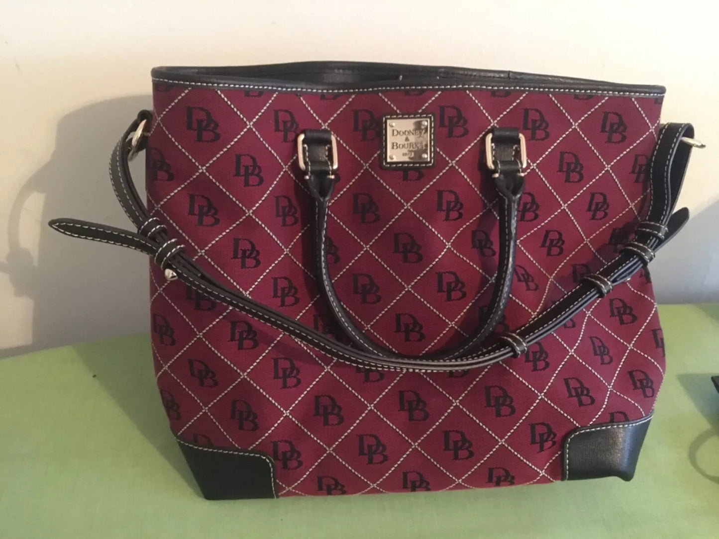 Dooney & Bourke Classic Shoulder / Handbag